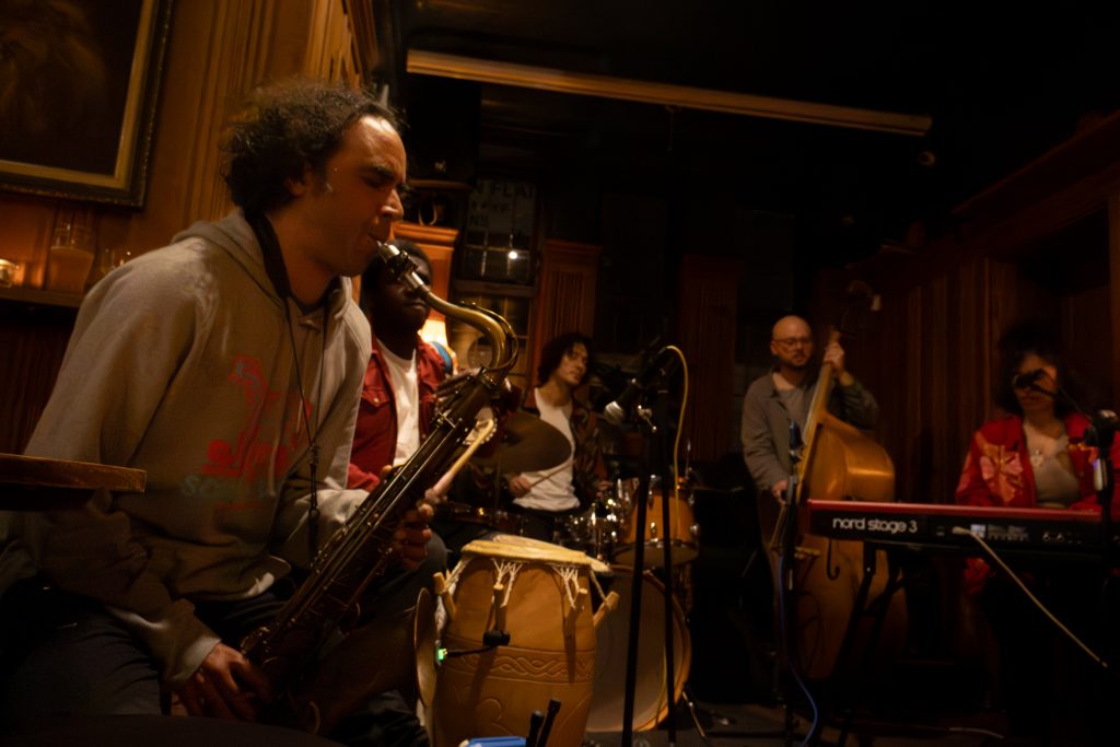 LIVE MUSIC